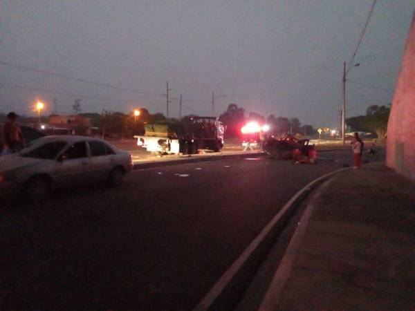 En el fatal accidente participaron dos vehículos, un pick up y un camión que transportaba materiales, según informó el Cuerpo de Bomberos.