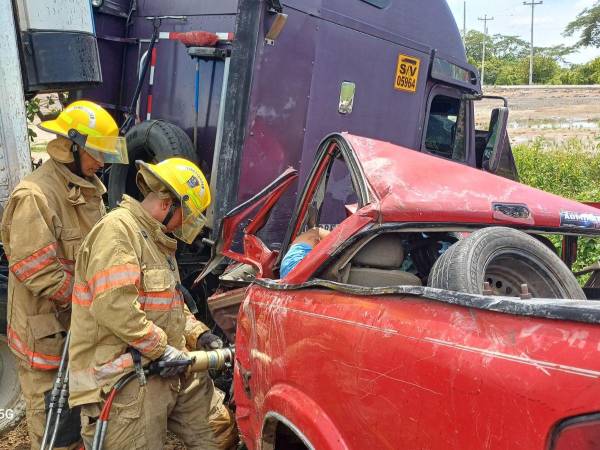 Miembros del Cuerpo de Bomberos de Honduras rescataron el cadáver de la víctima.