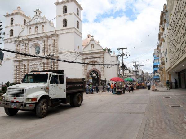 La reconstrucción de la avenida Cervantes reporta significativos avances y se harán trabajos en la plaza central.