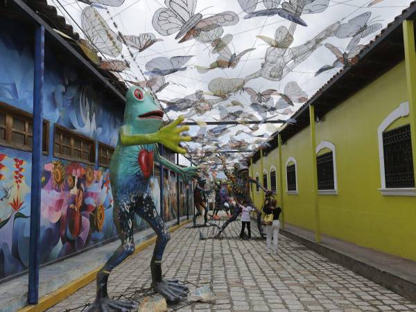 Su arte en varios sitios permite a visitantes contemplarel pueblo.