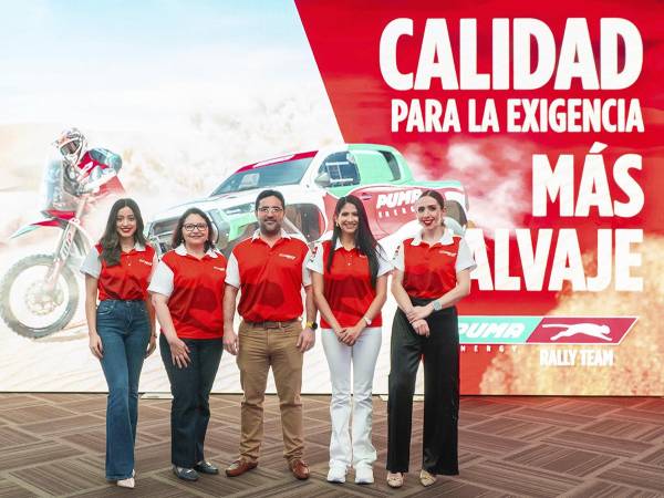 Ejecutivos de Puma Energy reafirmando su compromiso con el deporte extremo y la calidad de sus combustibles certificados por TopTier.