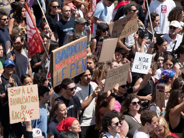 250,000 personas se manifestaron en<b> </b>Francia, de las cuales 75,000 lo hicieron en París, según fuentes policiales.