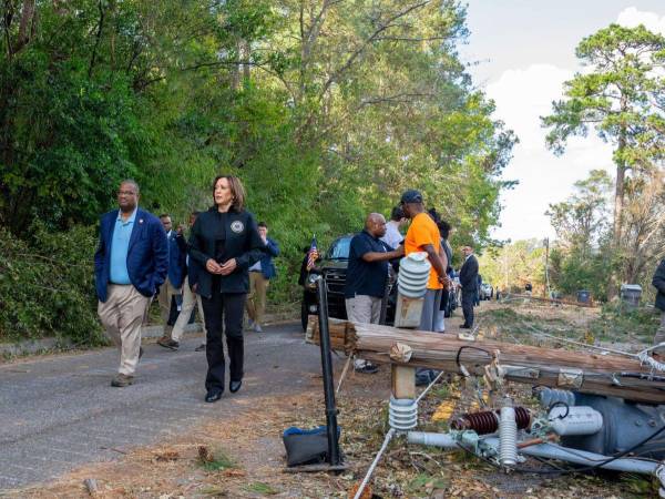 La vicepresidenta visitó el barrio de Meadowbrook para ver el impacto del huracán .