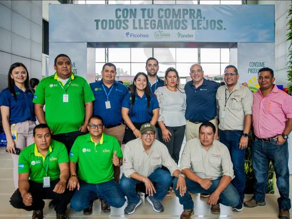 <i>Grupo Ficohsa, Supermercados La Colonia y FUNDER celebran 16 años de alianza en De Mi Tierra, promoviendo la producción agrícola y seguridad alimentaria.</i>