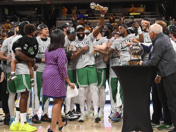 Jaylen Brown (29 puntos) y Jayson Tatum (26) comandaron la victoria.