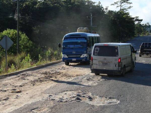 Los conductores de las unidades de transporte de personas a diario sufren por el mal estado de esta carretera.