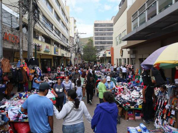 Los capitalinos y personas que visitan la capital aprovechan estas fechas para realizar las compras en los diferentes mercados.