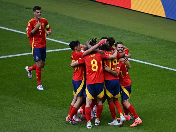 Los jugadores españoles celebran su tercer gol durante el partido de fútbol del Grupo B de la UEFA Euro 2024 entre España y Croacia en el Olympiastadion de Berlín el 15 de junio de 2024.