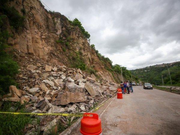 El domingo la municipalidad comenzó con las obras de mitigación y culminó ayer con la limpieza de la calzada a orillas de la Quezada.