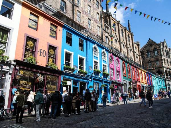 “El camino de Harry Potter”, guiado por Sam Thorne, termina en la multicolor y muy fotografiada Victoria Street, frente a dos comercios de recuerdos.