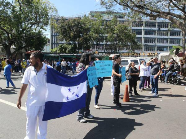 Cansados de promesas rotas, médicos y enfermeros en Honduras toman medidas drásticas: protestas y bloqueos para exigir mejoras en el sector salud.