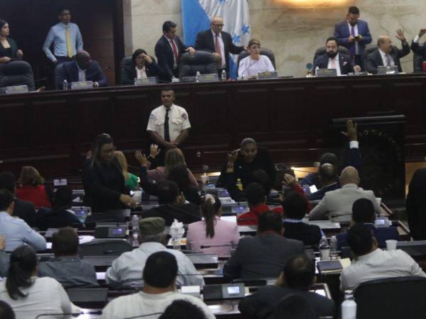 La apertura de espacios aéreos entre Honduras y Cuba ha sido cuestionado por la oposición, quienes consideran que el proyecto tendrá implicaciones migratorias y de seguridad.