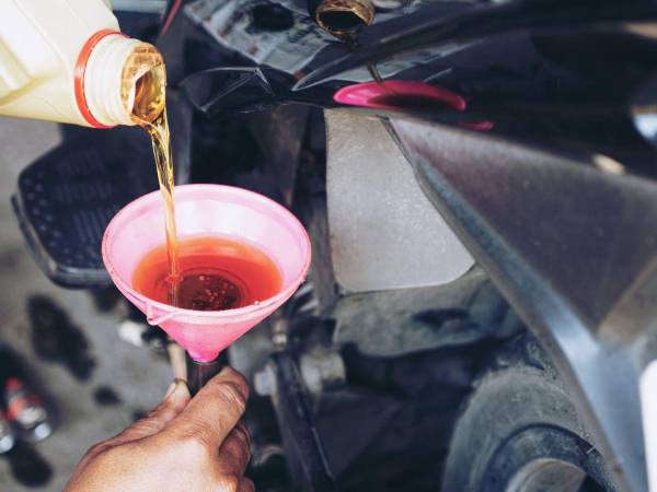 Un motor con poco o mal aceite puede sufrir daños graves, lo que llevaría a costosas reparaciones.