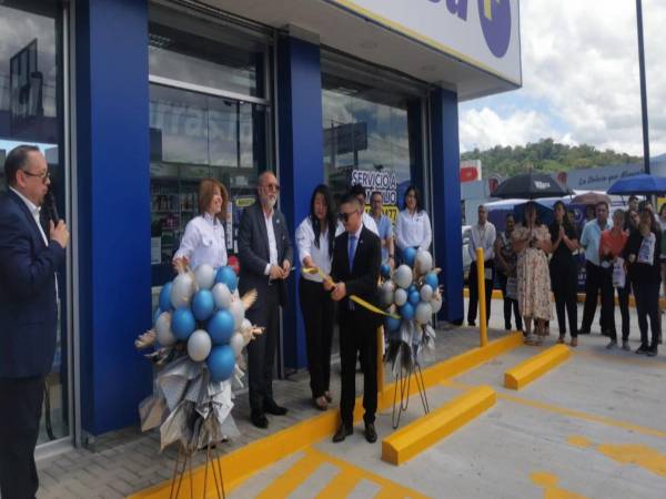 La nueva Farmacias Kielsa colonia El Prodo fue inaugurada por los ejecutivos.