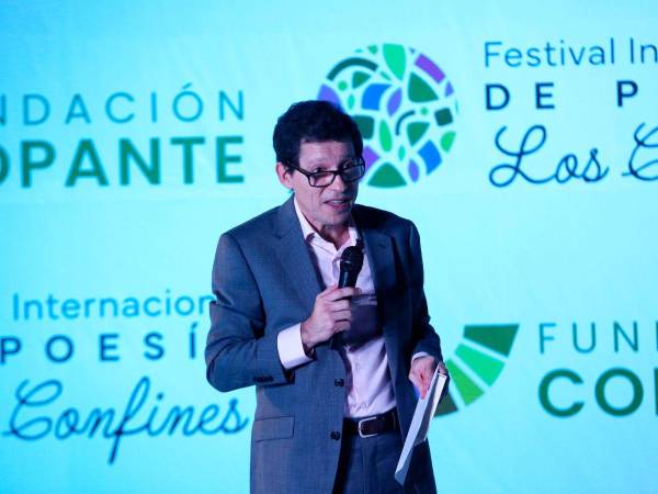 Leonel Alvarado hizo un breve viaje a los orígenes de su poesía, la de otros autores, y agradeció el homenaje que recibió en el Festival de Los Confines.