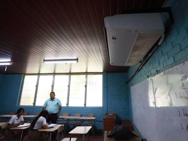 En el instituto José Cecilio del Valle de Choluteca, instalaron aires acondicionados, pero les hace falta cubrir más aulas con más recursos.