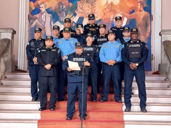 Elementos de la Policía Nacional se encuentran resguardando las afueras del Centro Cívico Gubernamental mientras persisten las tomas.