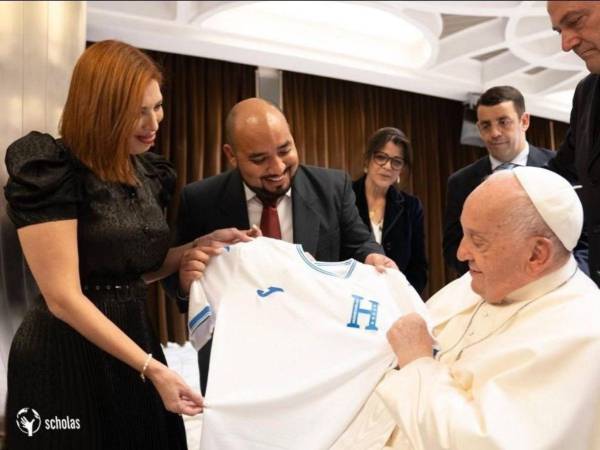 Momento en que Sponda y su esposa Erika Urtecho entregan la camisa de Honduras al papa Francisco.