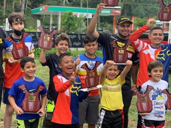 Foto de 2021 de José María “Chema” con sus alumnos de motocross en La Ceiba.