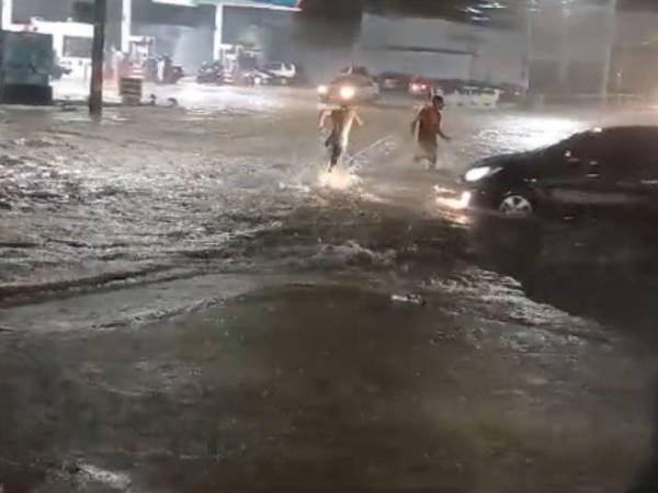 Este fin de semana, la capital reportó incidencias por calles anegadas donde varios vehículos fueron arrastrados por las corrientes. La basura que los ciudadanos tiran a la calle es parte de la problemática.