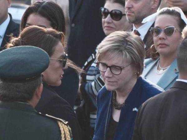 Momento en que Xiomara Castro saluda a la embajadora Laura Dogu.