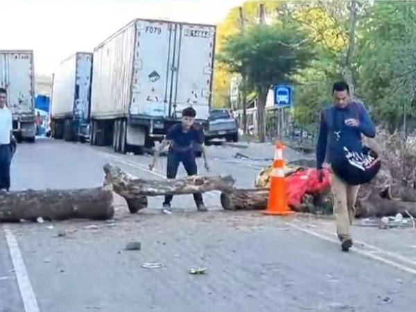 Vendedores volvieron a obstaculizar la carretera salida a Guasaule, impidiéndole el tránsito a decenas de vehículos de carga pesada.