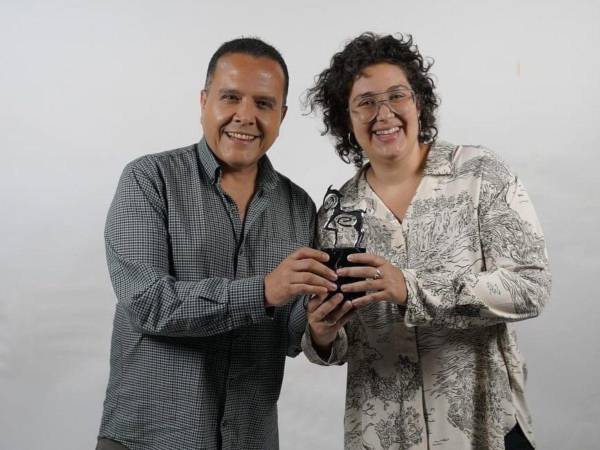 Servio Tulio Mateo y Laura Bermúdez recibieron el reconocimiento por su pieza de cine documental.