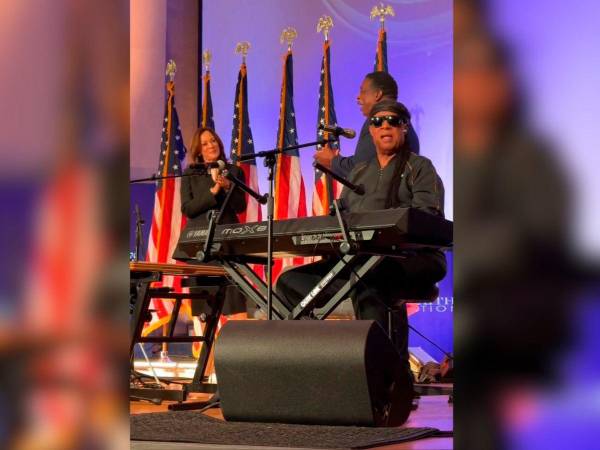 En un acto de campaña celebrado en la iglesia Divine Faith Ministries International de Jonesboro, el músico Stevie Wonder cantó a la demócrata el cumpleaños feliz con el piano.