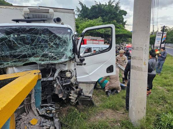 Accidente vial dejó tres personas heridas a la altura del bulevar Fuerzas Armadas.