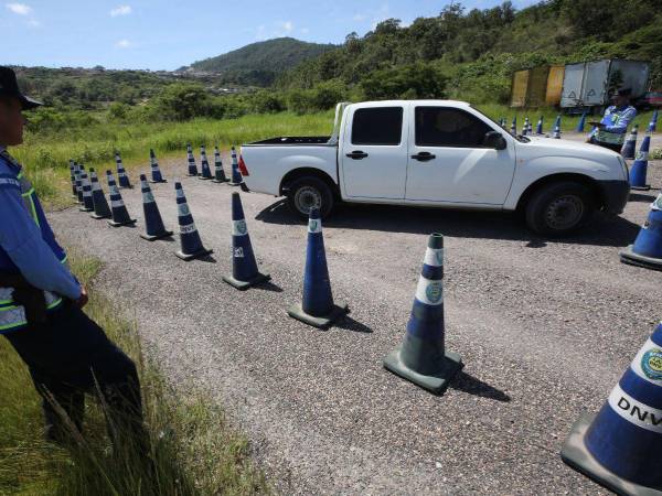 A diario decenas de personas llegan a realizar la prueba de manejo para sacar la licencia de conducir por primera vez.