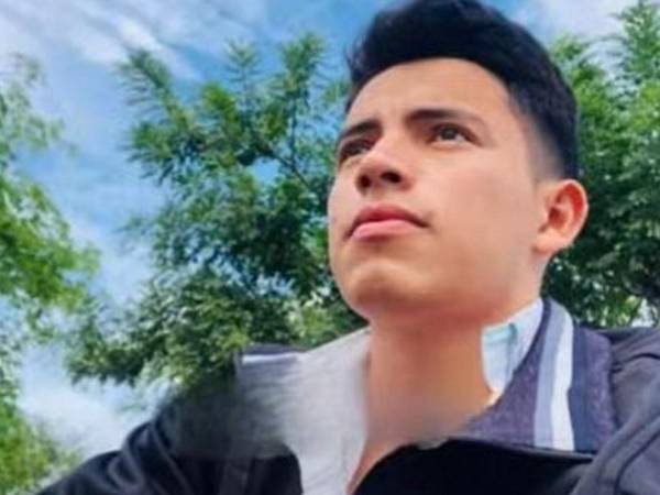 El joven motociclista trató de evitar el asalto al acelerar, pero fueron alcanzados por las balas.