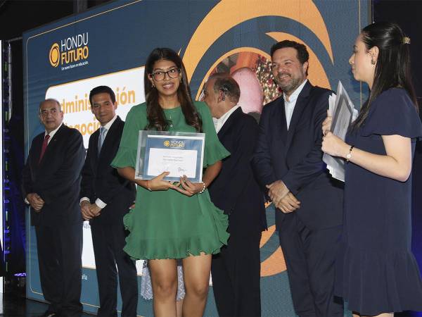 <i>Desde 2013, el Programa Crédito-Beca HonduFuturo ha apoyado a 220 jóvenes hondureños en su formación académica internacional. </i>