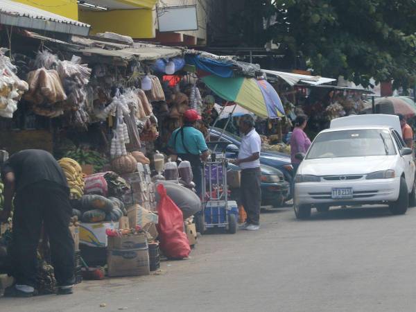 Los comerciantes capitalinos invierten más en mercadería para diciembre, solicitando préstamos a las instituciones financieras.