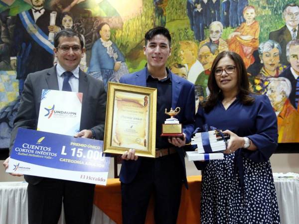 Ángel David Castro se alzó con el Premio Único en la categoría de adultos. Junto a él, Jinmy Bertrand y Glenda Estrada.