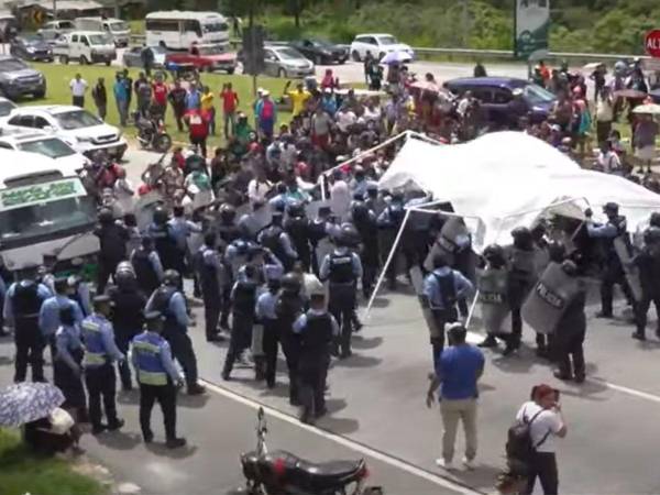 Los ánimos se caldearon este mediodía en medio de la protesta que comenzó desde horas de la mañana.