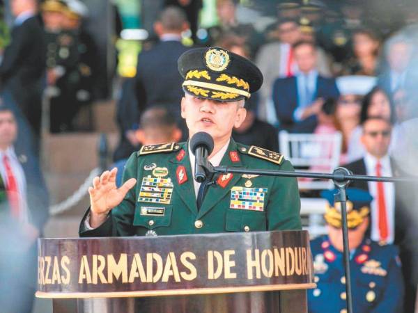 Roosevelt Hernández, jefe de las Fuerzas Armadas, brindó un discurso a favor de la aprobación de la Ley de Justicia Tributaria, algo que generó críticas por su postura.