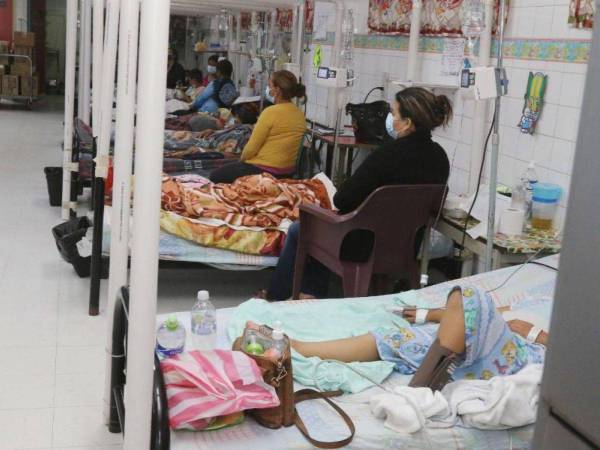 El Hospital Escuela ha colapsado con la cantidad de pacientes, menores de edad en su mayoría, que requieren hospitalización por dengue.