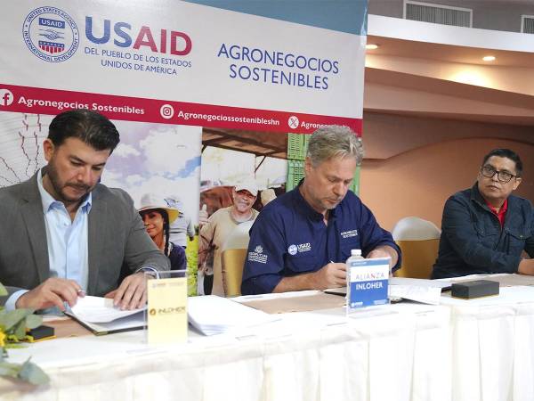 <i>Firma de alianza estratégica entre Inloher y Agronegocios Sostenibles para ejecución del proyecto de créditos de carbono Honduras Carbon Free. </i>