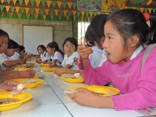 Este año la alimentación en los centros educativos esta llegando a más de 1.3 millones de alumnos, mejorando su estado nutricional.