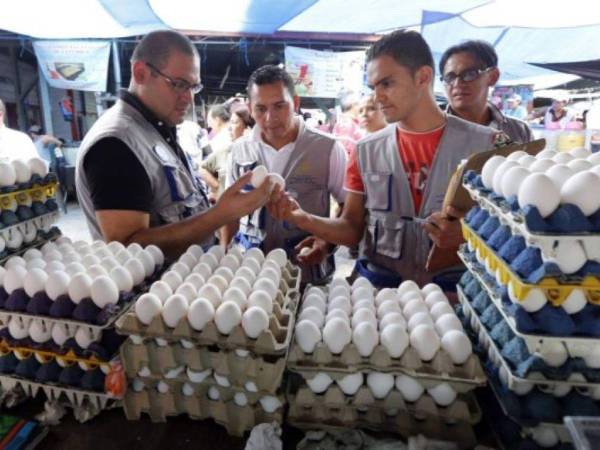 Aumento de cinco lempiras el cartón de huevo reportaron los comerciantes de la Feria del Agricultor.