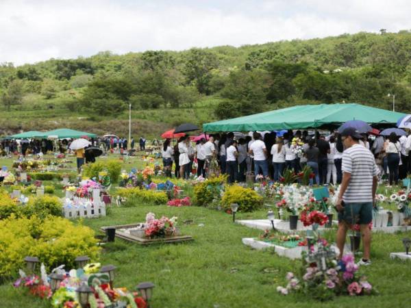 Sin poderlos ver por última vez, los familiares de 4 de los 5 jóvenes desaparecidos tras mudanza en la colonia Mirador de Oriente, les dieron cristiana sepultura la tarde de este domingo 30 de junio en la capital. Aquí las imágenes.