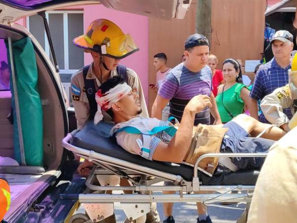 Personal del Cuerpo de Bomberos trasladó al joven al Hospital de Santa Bárbara Integrado.