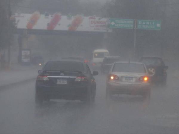 Una rica lluvia bañó a Tegucigalpa este domingo 21 de abril de forma inesperada, pues aunque el pronóstico de los meteorólogos apuntaba a que esto pasaría, el calor sofocante hacía dudar a los capitalinos. La cámara de EL HERALDO captó las siguientes imágenes.