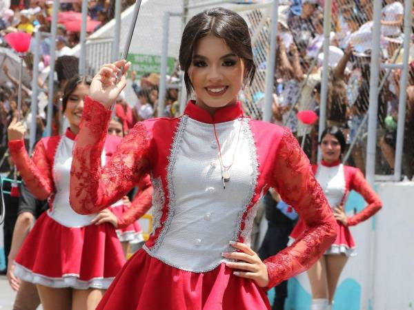 Mía Flores, del Instituto Santa Mónica, encabezó el grupo de las palillonas de su colegio que deslumbraron con su belleza y talento en el Estadio Nacional.