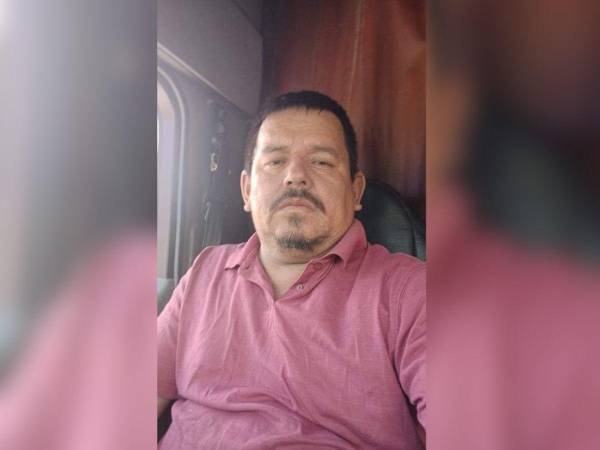 Él es Elías Valladares, el valiente conductor de equipo pesado que salvó a decenas de personas que iban dentro del bus.