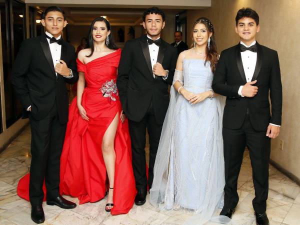 Acentos retro, construcciones colosales y la sobriedad absoluta se integraron en la Prom Night de DelCampo School. La normativa gala celebrada el sábado 15 de junio en el Centro de Convenciones del Hotel Honduras Maya —como es lo habitual— marcó el fin de la etapa high school de la generación 2024, que este año corría con el lema Out of this World.