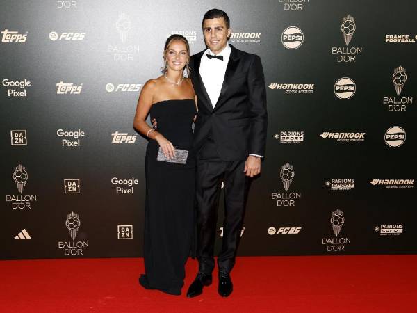 El centrocampista de la selección española y del Manchester City Rodri y su pareja Laura Iglesias.