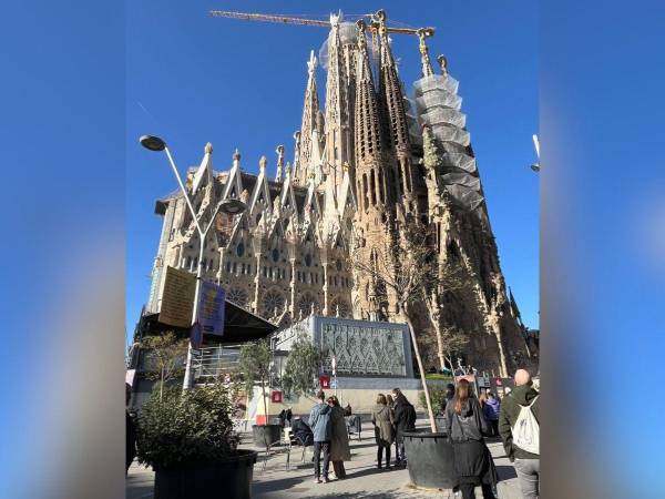 La Sagrada Familia es un templo inacabado que encarna el ingenio humano y la búsqueda de lo eterno, fusionando arte y espiritualidad en el corazón de Barcelona.