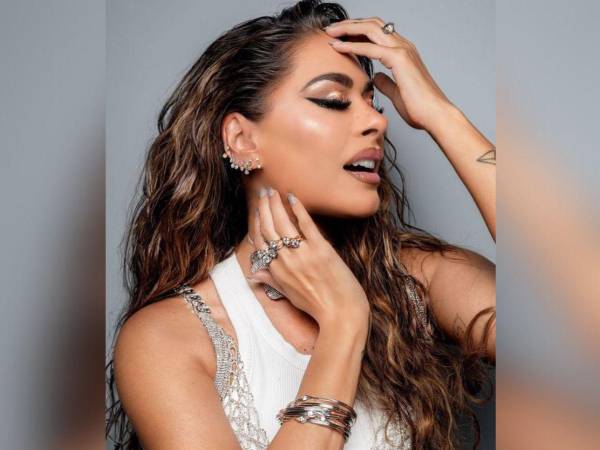 El 4 de noviembre de 2024, la revista Glamour México sorprendió al incluir a Galilea Montijo en su lista de “Las Mujeres del Año”. Este reconocimiento destaca a la conductora y actriz mexicana en la categoría de “Icono de Belleza Revolucionario”, resaltando su influencia en el mundo del entretenimiento y la moda en México.