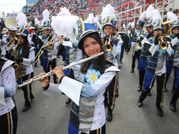 Las palillonas y pomponeras destacaron con sus atuendos y coreografías al ritmo de la emblemática “Chica del Central”, saludando a las autoridades presentes.